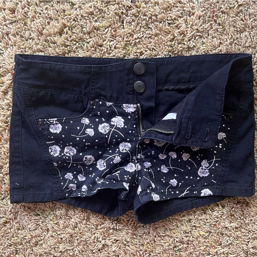 BCBGeneration black & white high-waisted shorts w/dandelion print. Sz 26. Butt👌​